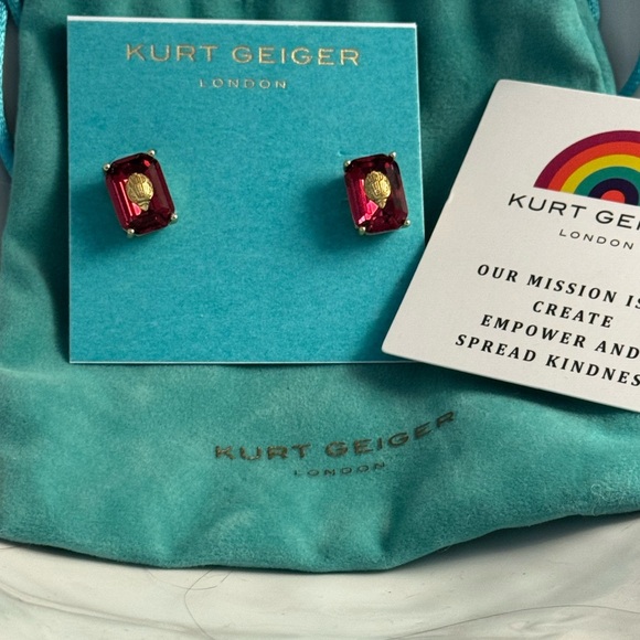 🩷 NWT KURT GEIGER EMERALD CUT FUCHIA CRYSTAL WITH GOLD METAL ACCENT! - Picture 5 of 7